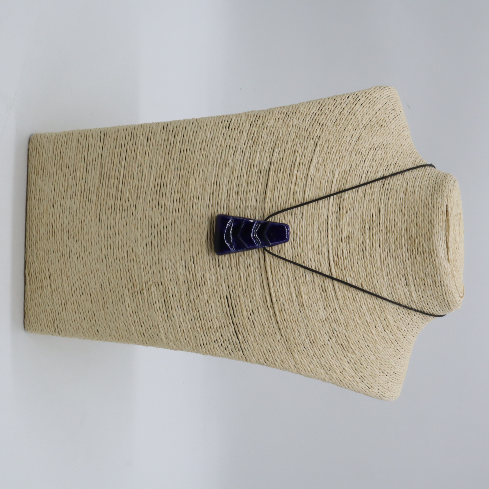 CERAMIC PENDANT NECKLACE