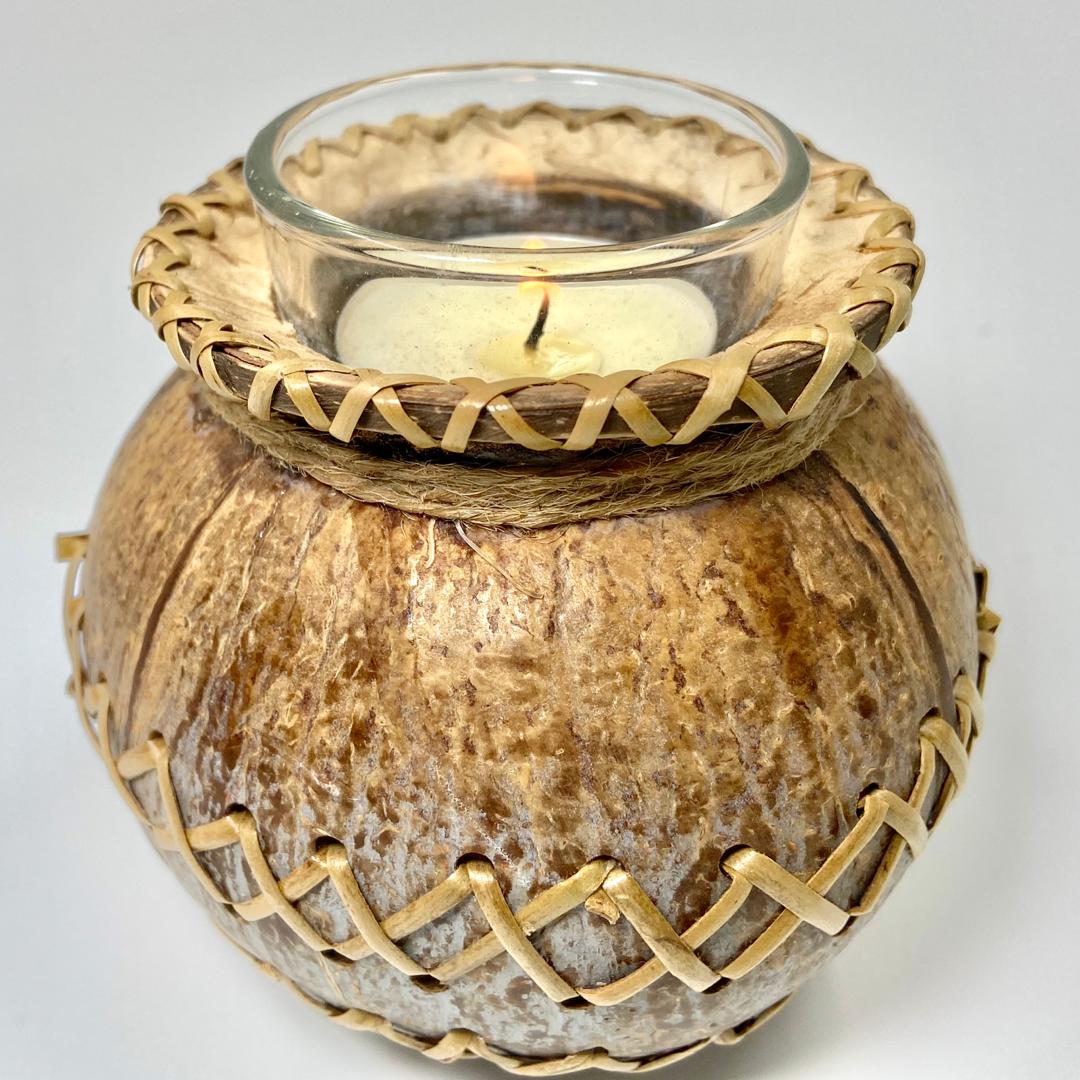 BEKAS LILIN HIASAN TEMPURUNG KELAPA