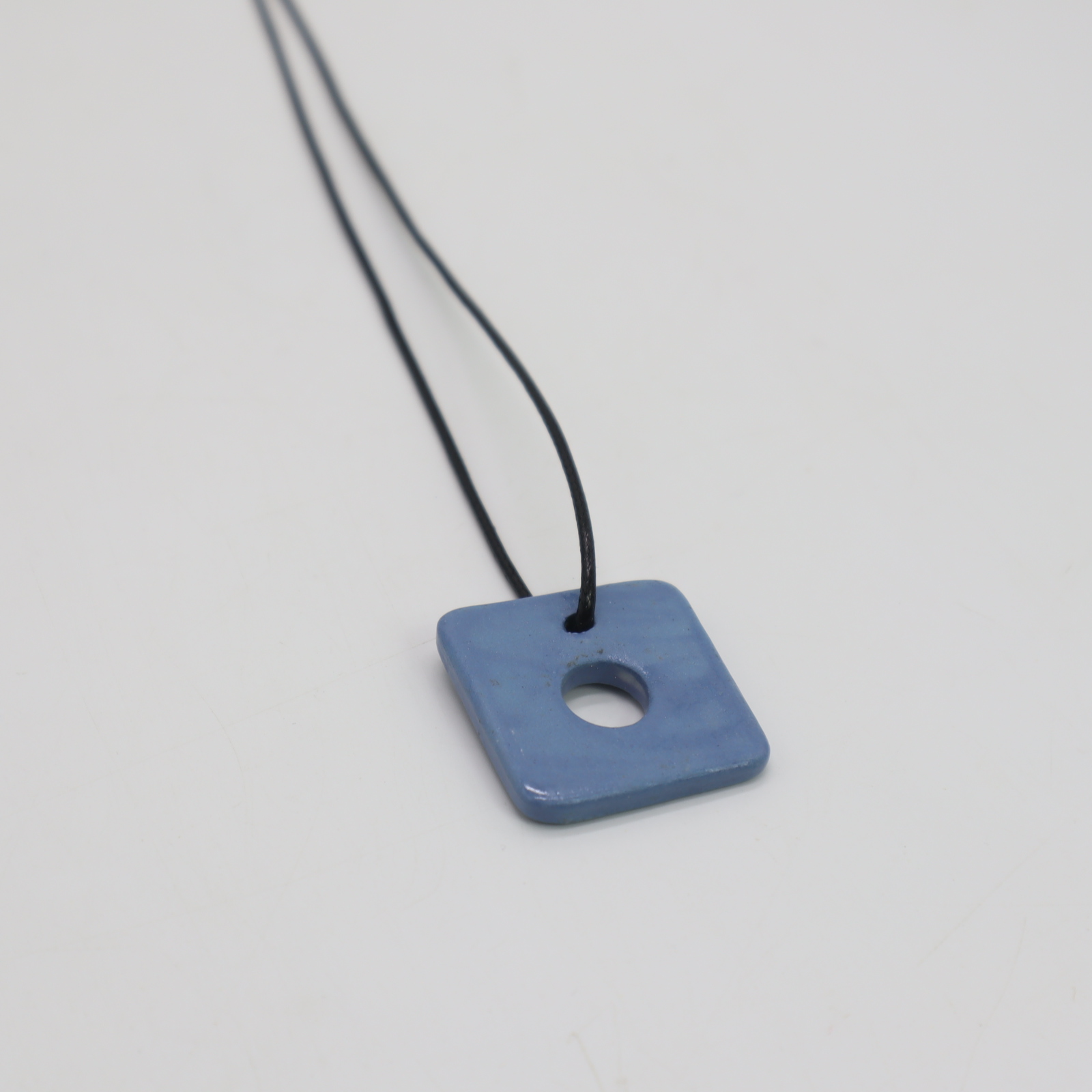 CERAMIC PENDANT NECKLACE