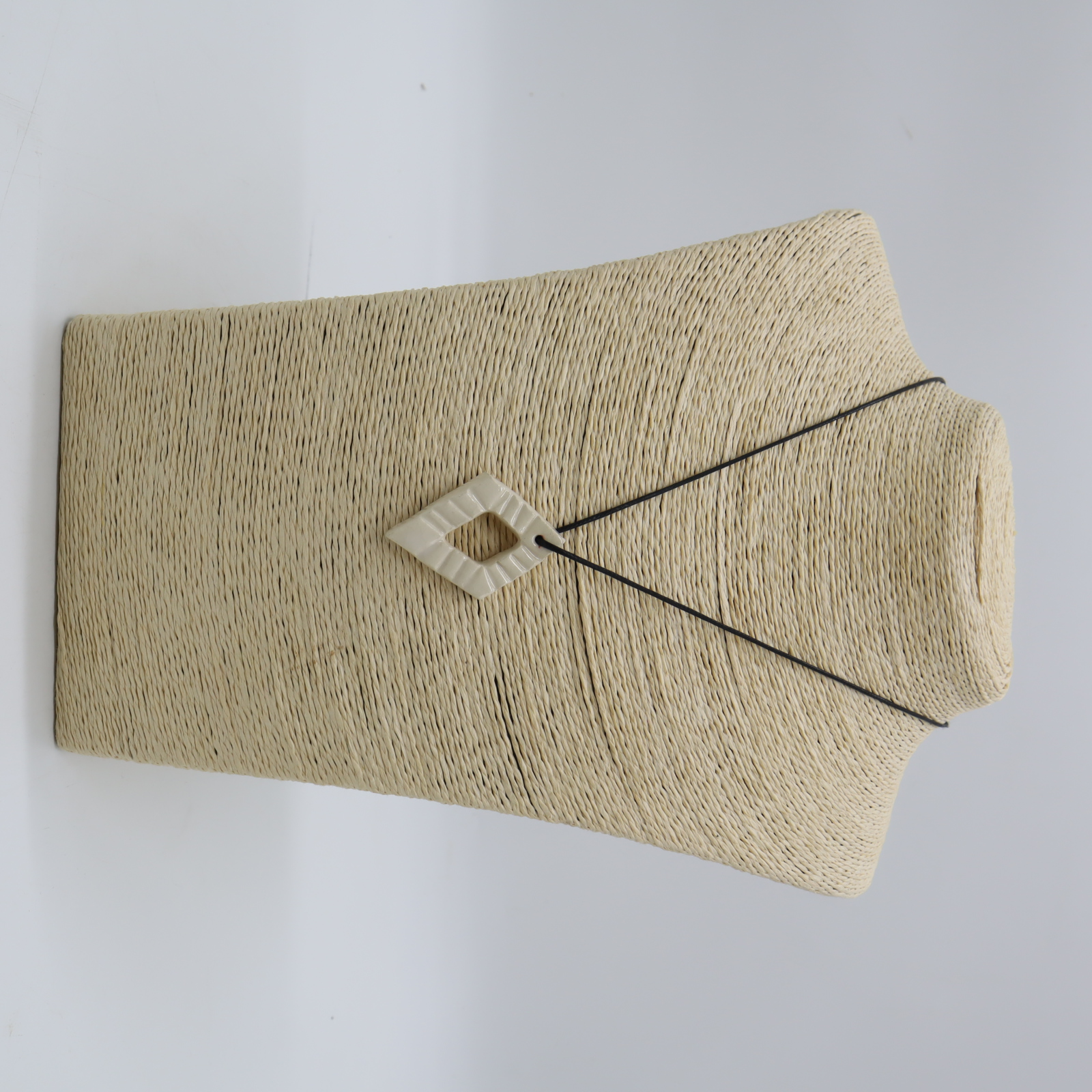 CERAMIC PENDANT NECKLACE