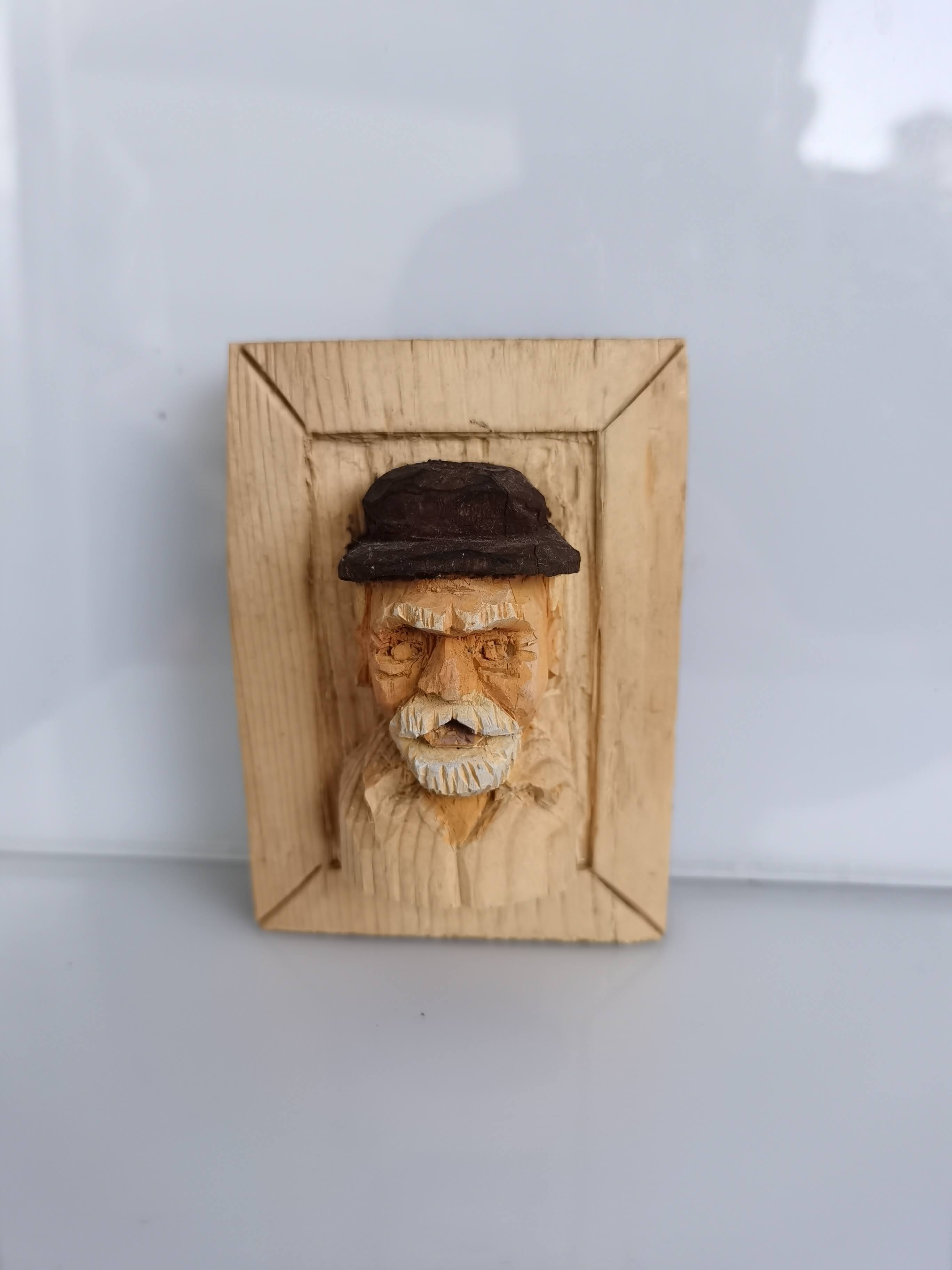 MINI FACE WITH FRAME CARVING