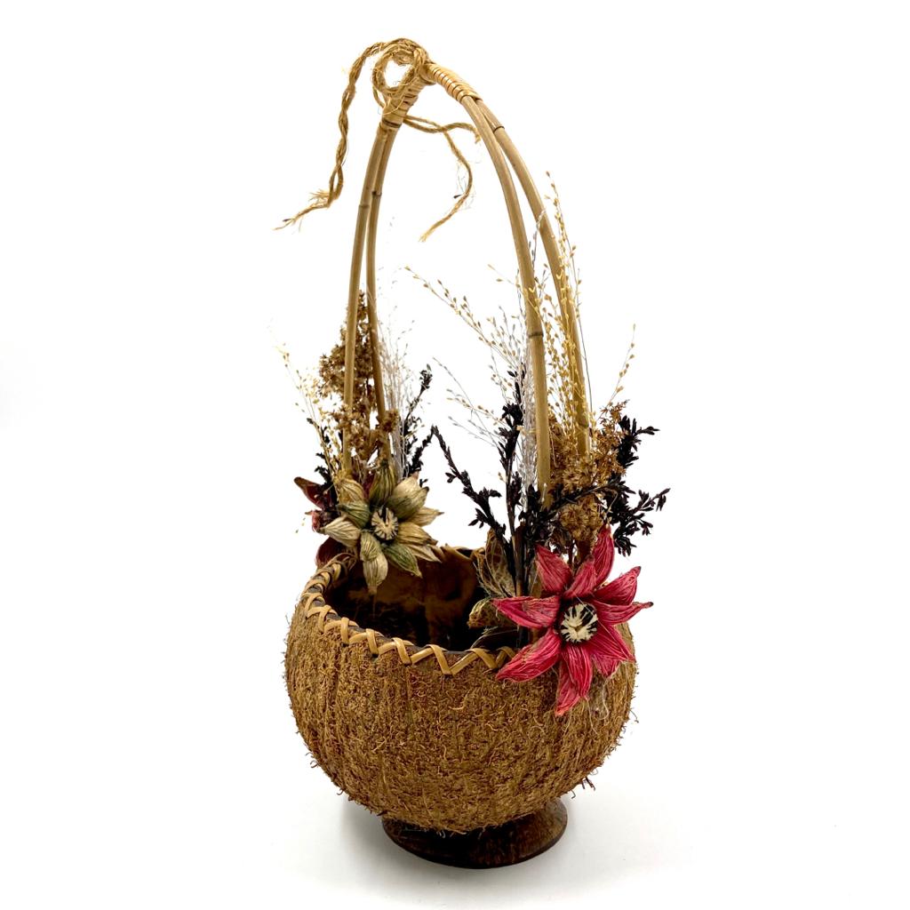 MANGKUK BERTANGKAI TEMPURUNG KELAPA & BUNGA KERING