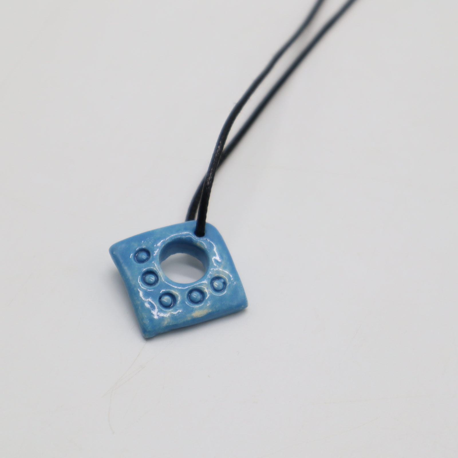CERAMIC PENDANT NECKLACE