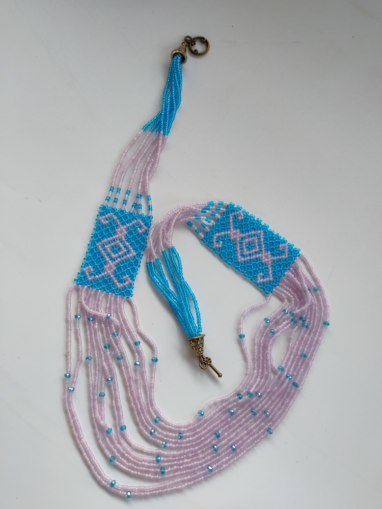 VINUSAK CRYSTAL NECKLACE