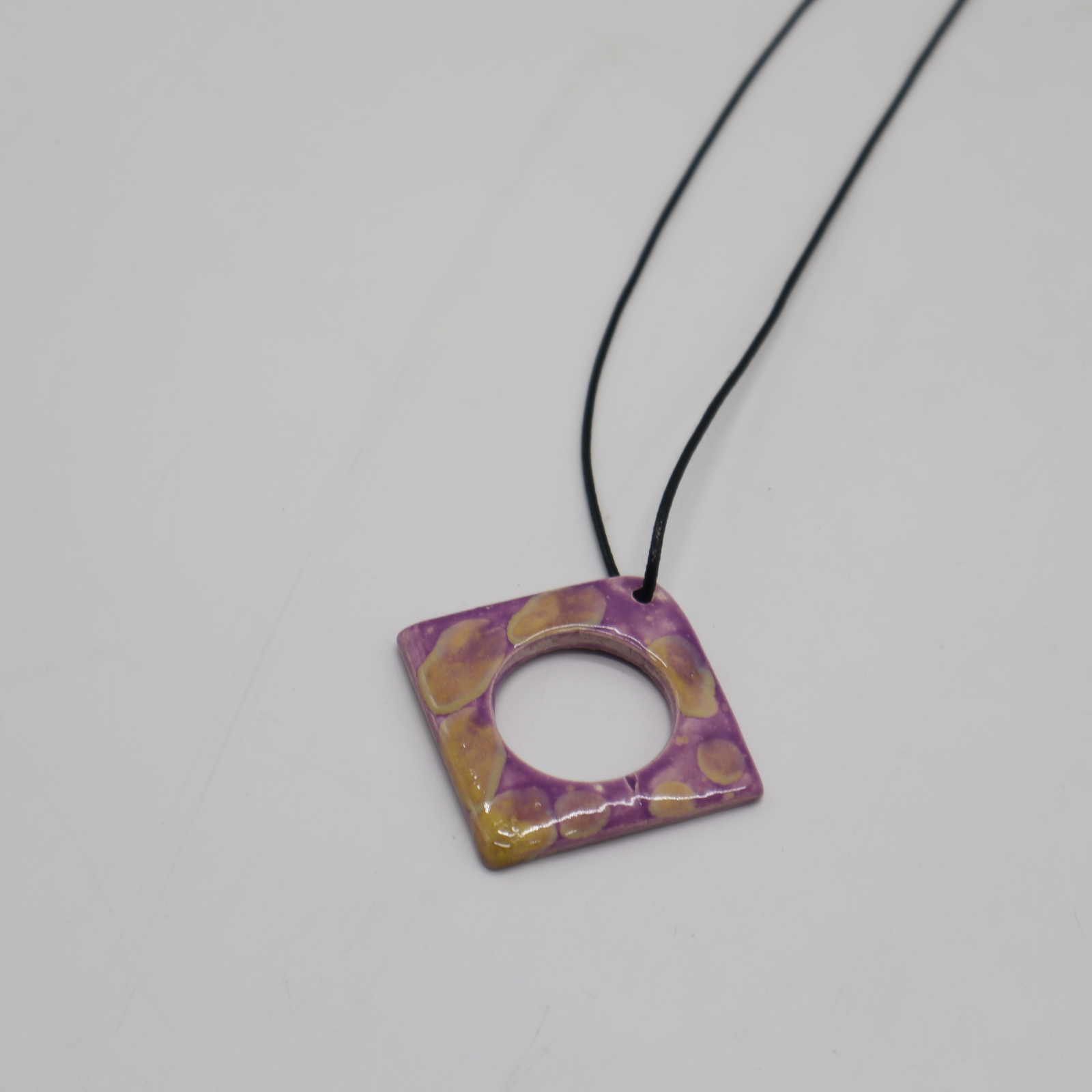 CERAMIC PENDANT NECKLACE