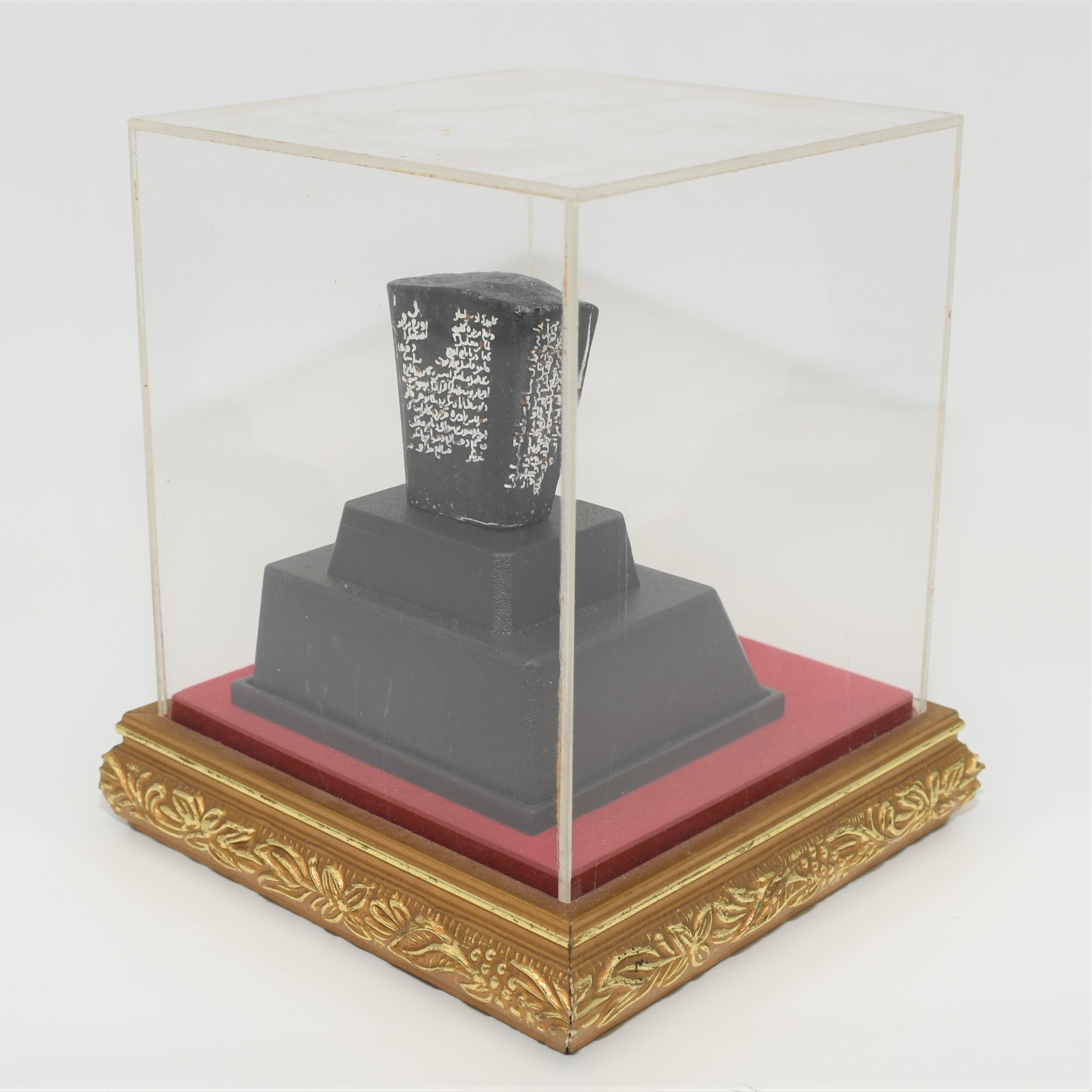 REPLIKA BATU BERSURAT