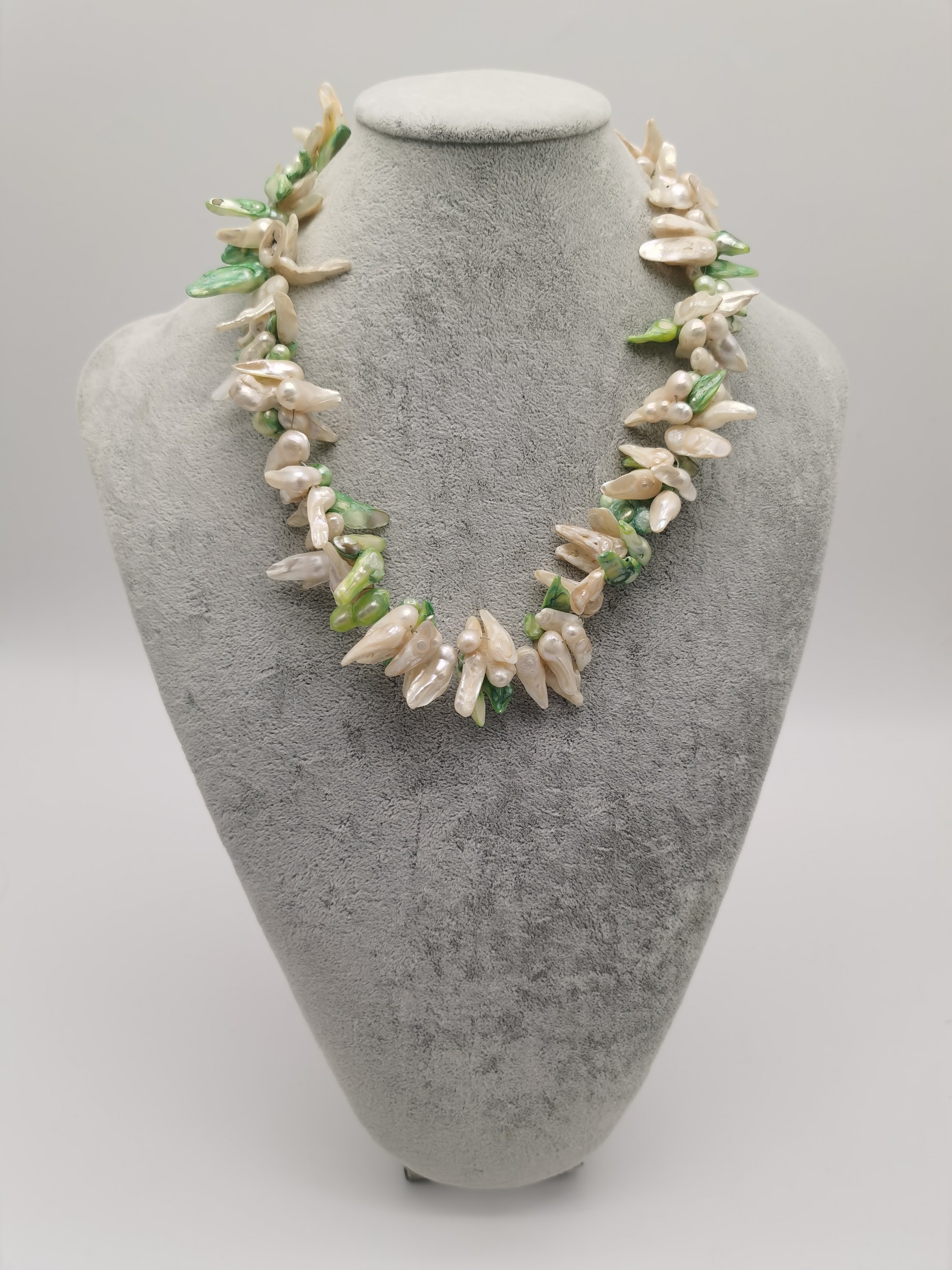 RANTAI BIWA MIX WHITE AND LIGHT GREEN PEARL