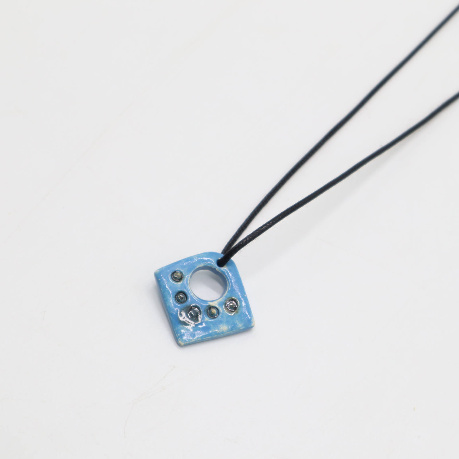 CERAMIC PENDANT NECKLACE