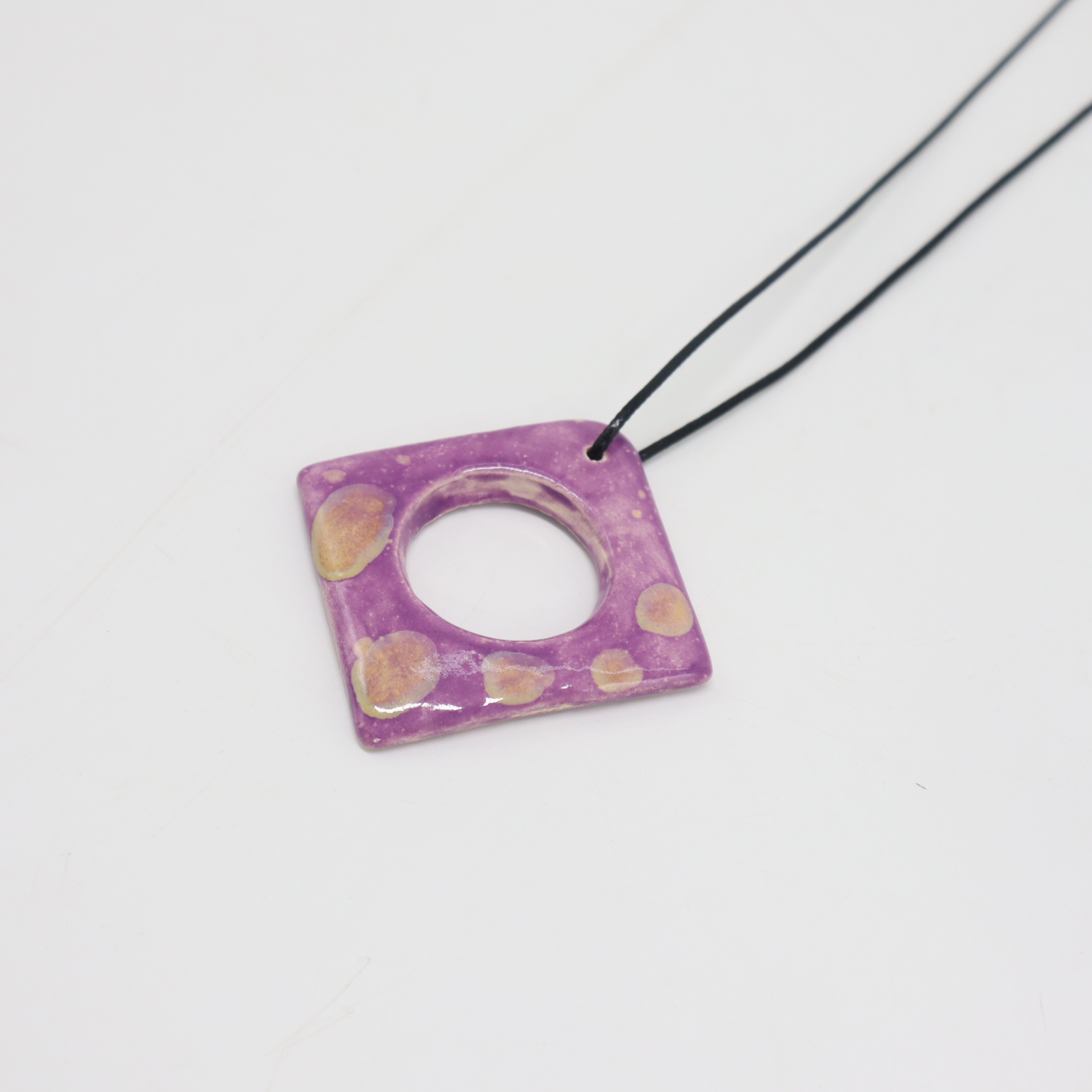 CERAMIC PENDANT NECKLACE