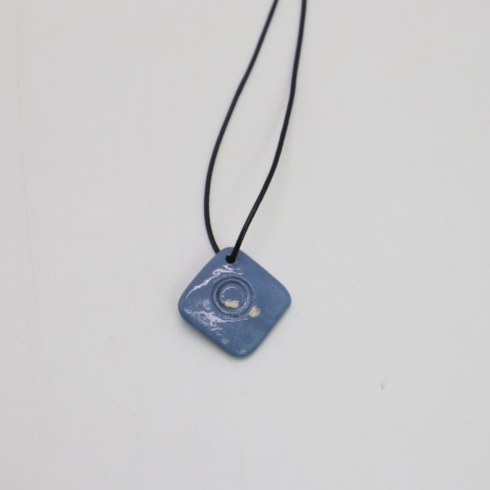 CERAMIC PENDANT NECKLACE