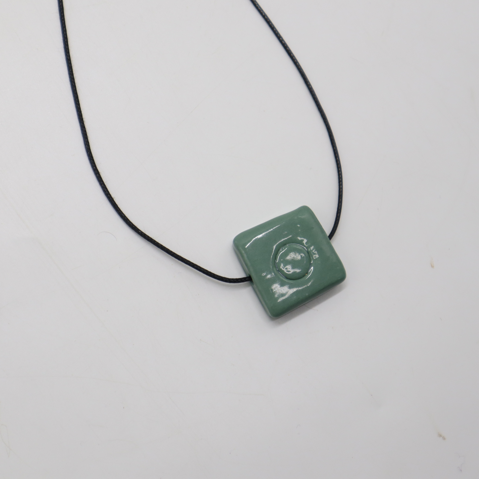 CERAMIC PENDANT NECKLACE