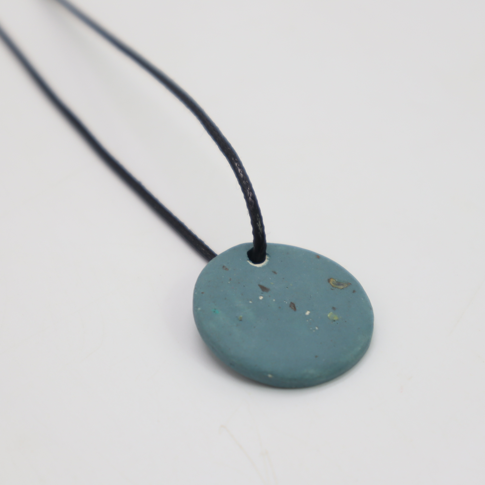 CERAMIC PENDANT NECKLACE