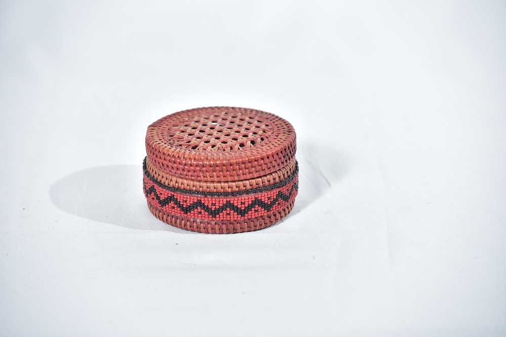 SELAPA ANYAMAN RIBU-RIBU MANIK MATA PUNAI