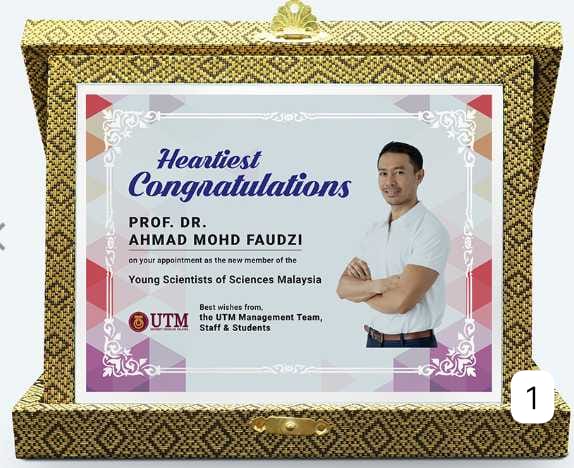 CRYSTAL AWARD PLAQUE WITH SONGKET BOX