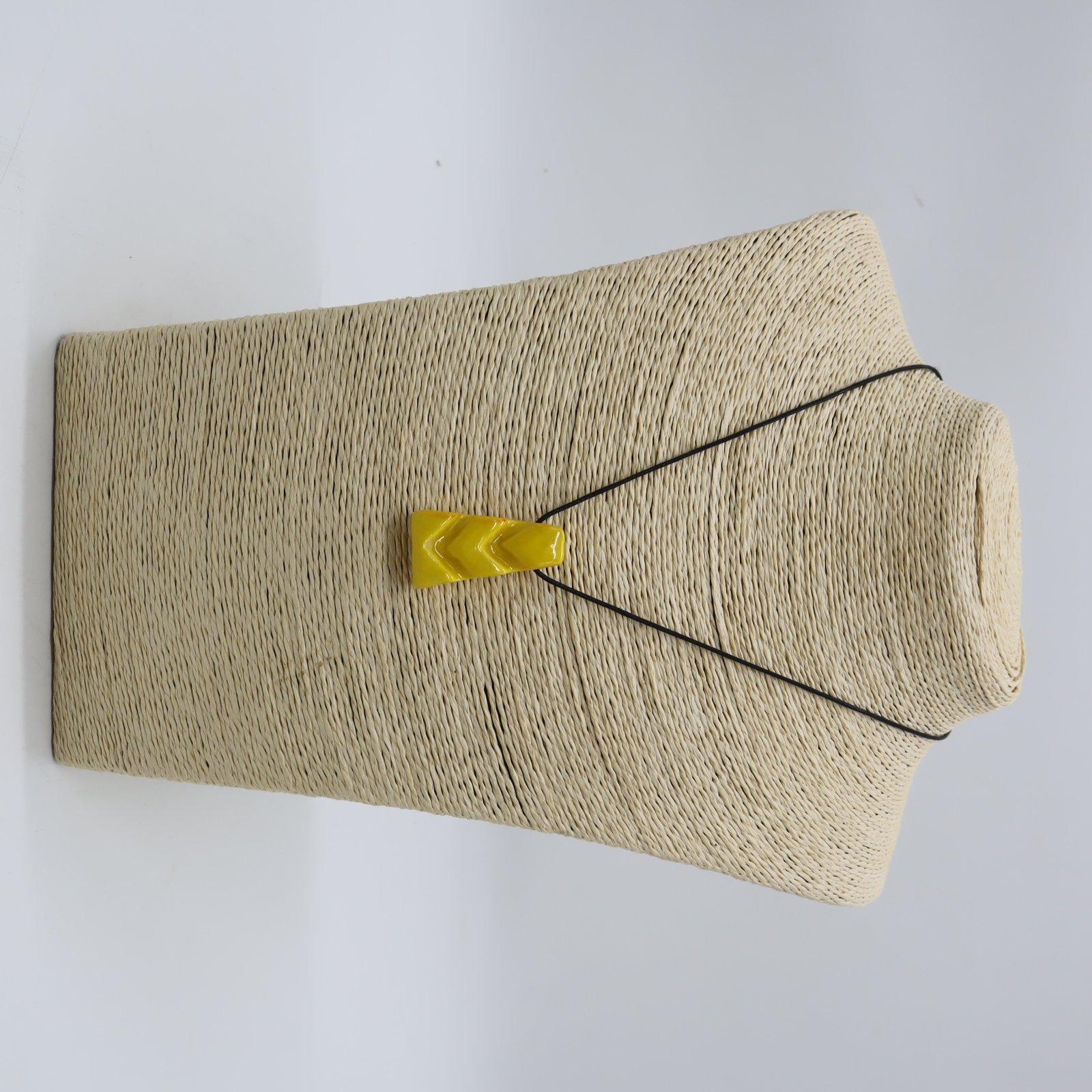 CERAMIC PENDANT NECKLACE