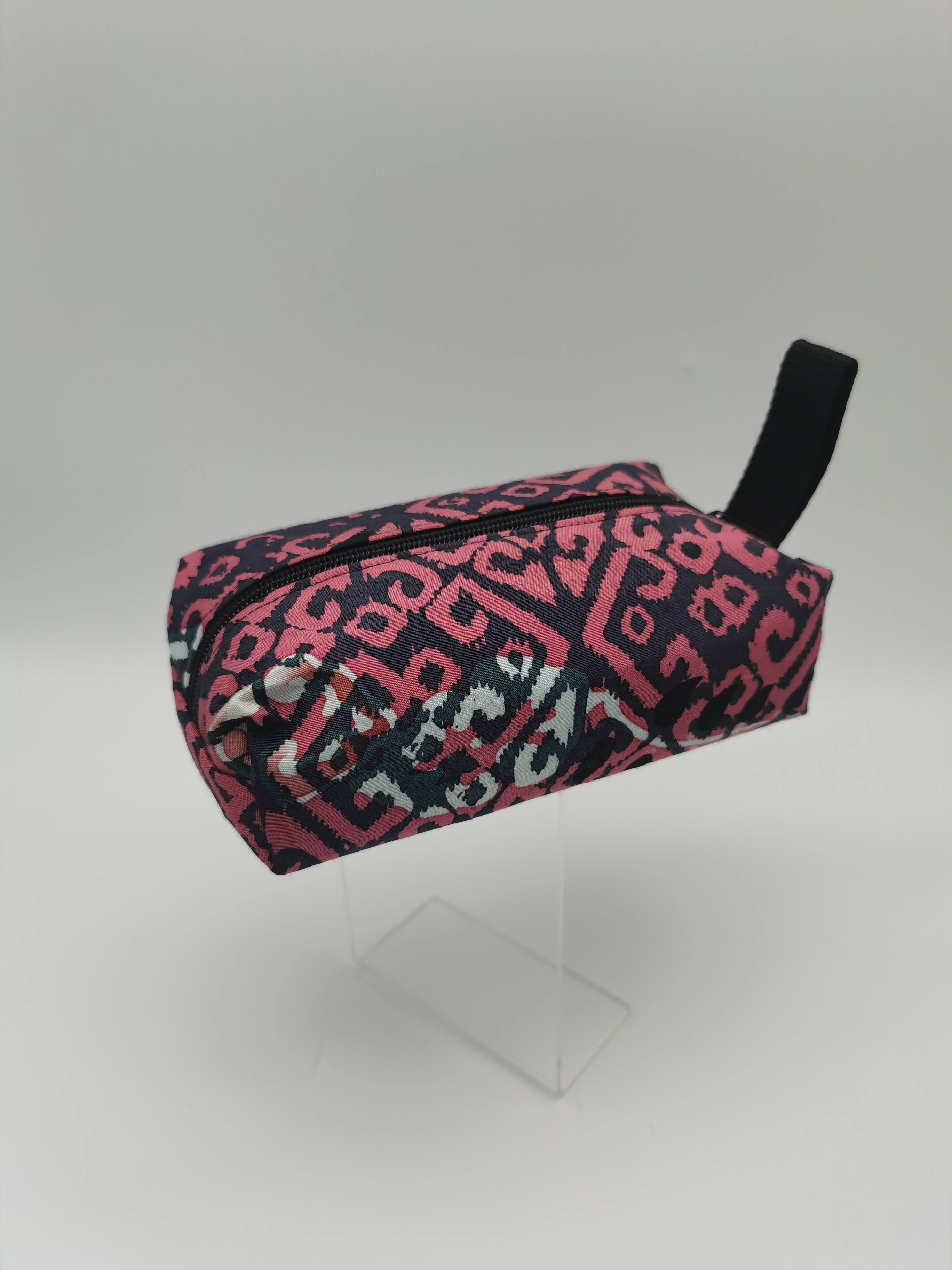 BEKAS PENSIL BATIK COTTON HITAM MAROON