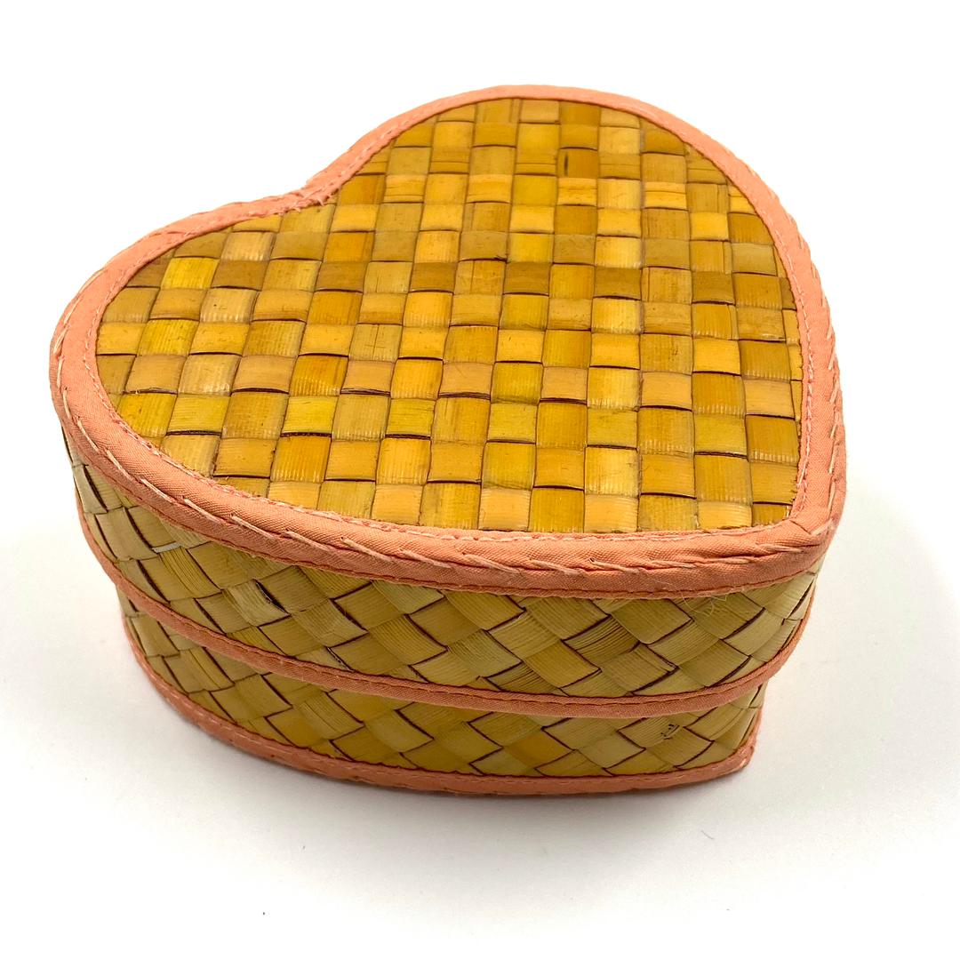 SCREWPINE HEART SHAPE BOX