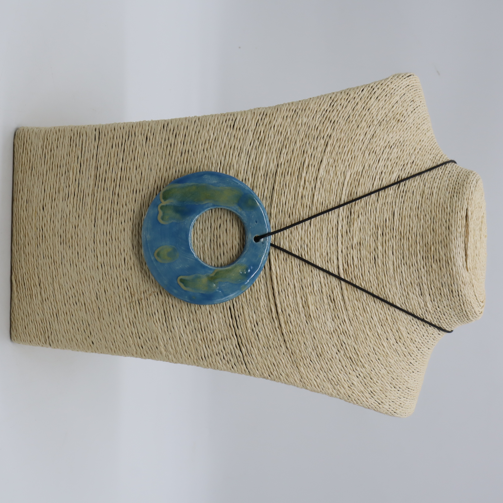 CERAMIC PENDANT NECKLACE