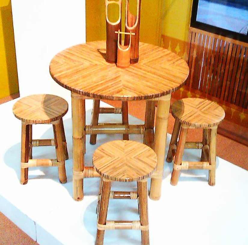 TABLE WITH STOOL