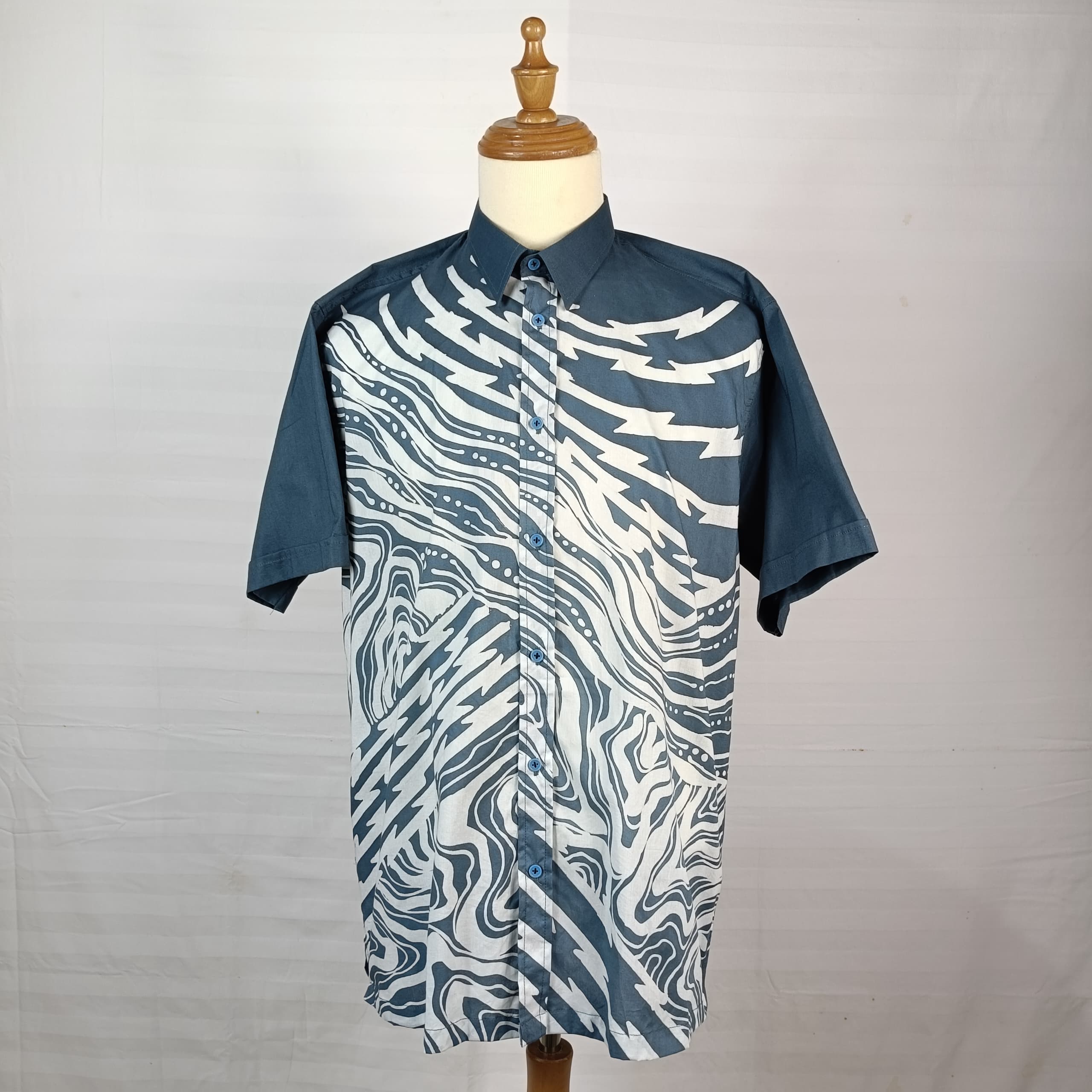 SHORT SLEEVE BATIK MEN SHIRT