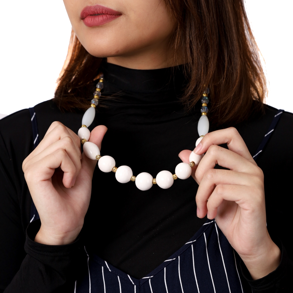 WHITE SAKURA NECKLACE