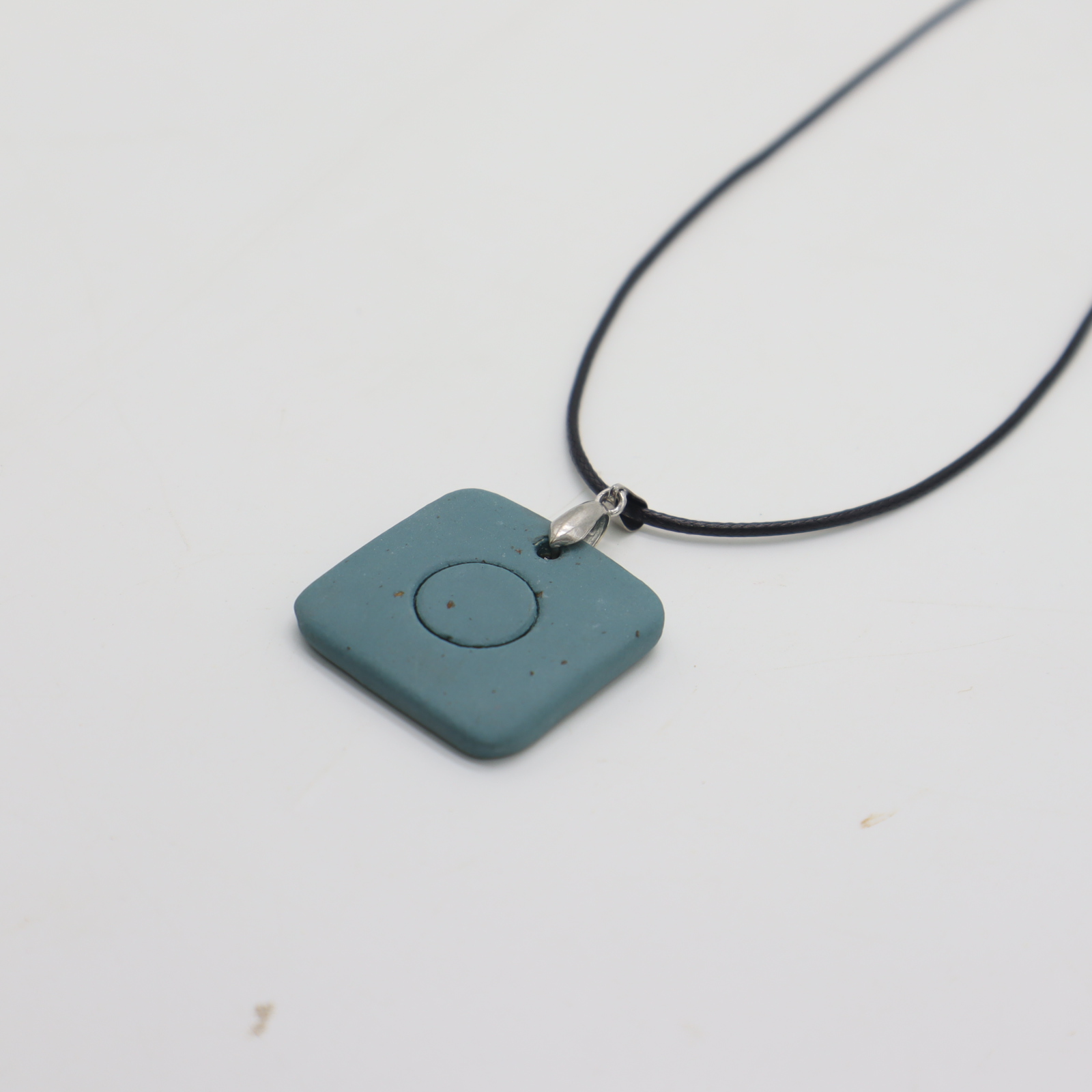 CERAMIC PENDANT NECKLACE